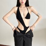Черный облегающий топ с вырезами по боку