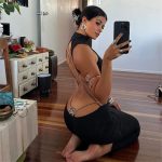 Чёрное платье с открытой спиной и бантом