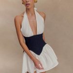 Белое платье с контрастными вставками, воротом-халтер и приталенным силуэтом