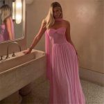 Розовое платье без рукавов с открытыми плечами, накидкой и корсетным верхом из сетчатой ткани