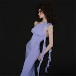 Фиолетовое облегающее платье с высокой талией и воротником-шарфом, с длинными лентами